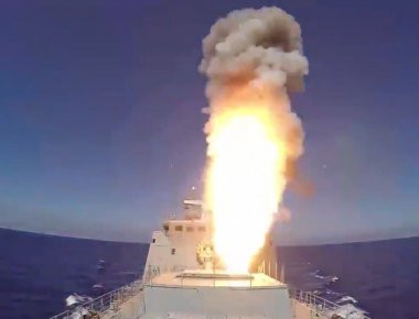 Συρία: Δύο φρεγάτες του ρωσικού πολεμικού ναυτικού ισοπέδωσαν με έξι πυραύλους Kalibr... στόχους του ISIS (φωτό, βίντεο)